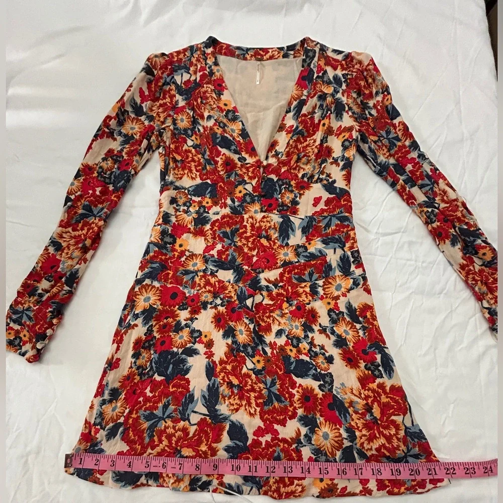 Free people dress side zipper for great fit. Side zipper,covered buttons. 2 - Picture 9 of 13